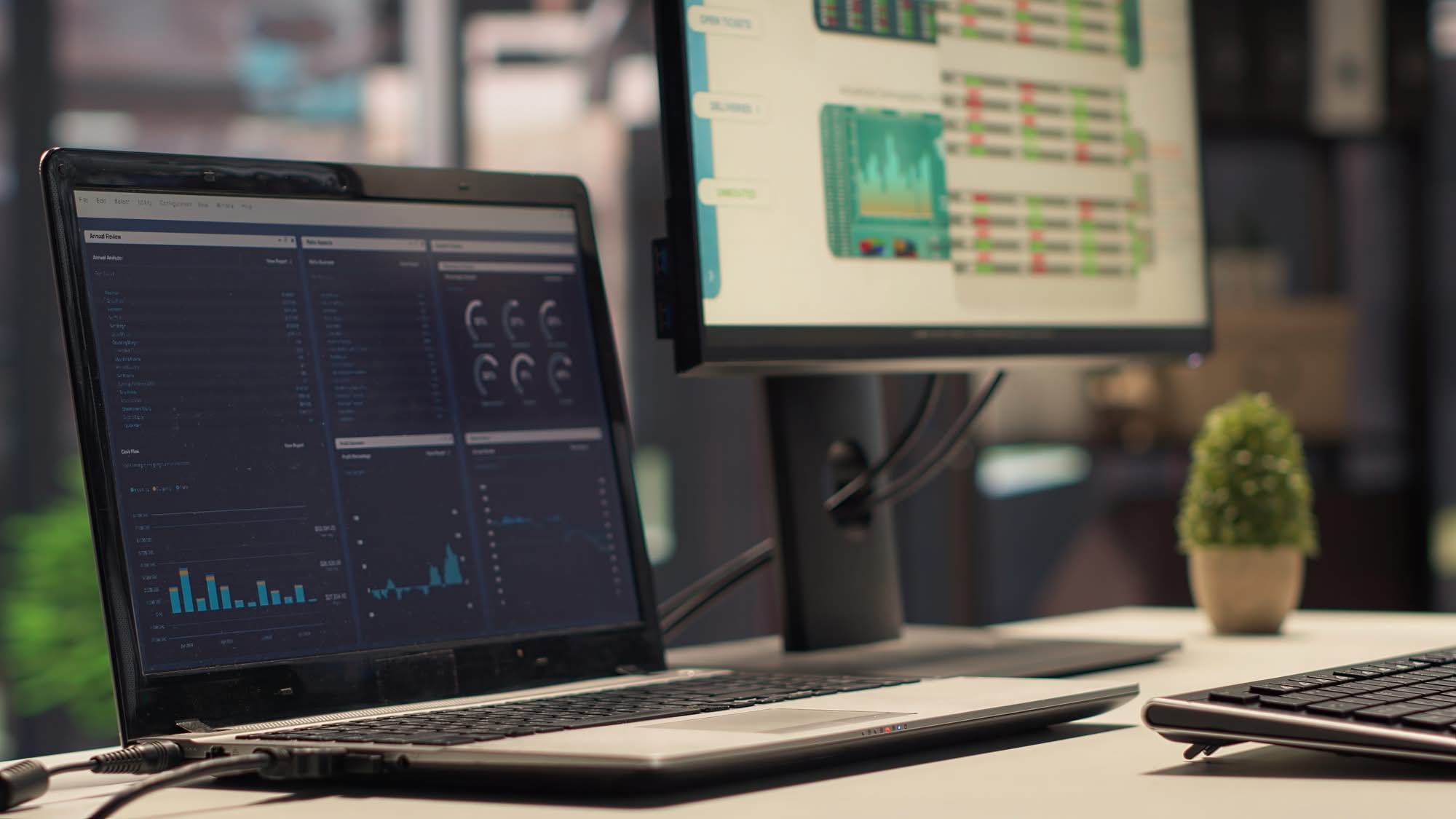 Laptop und Monitor mit Datenvisualisierung